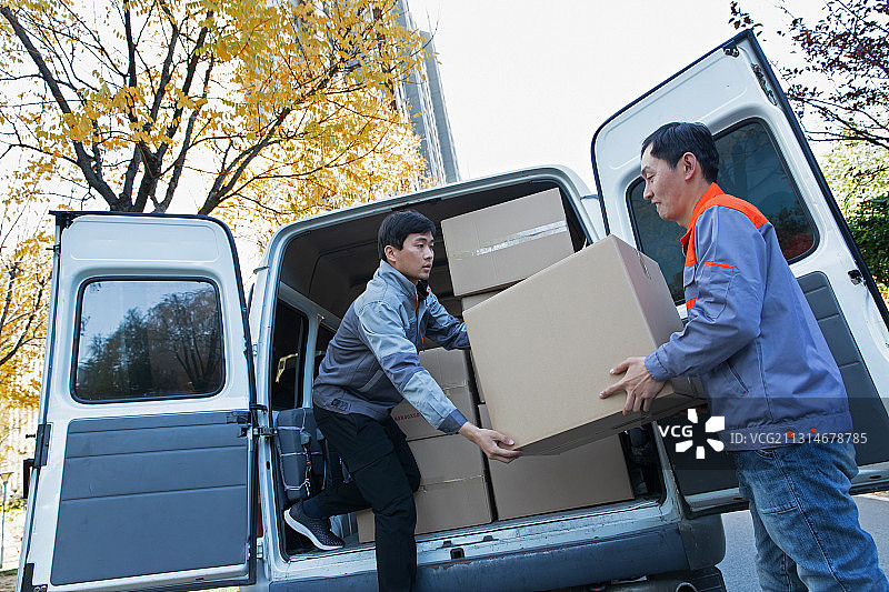 物流人员搬运货物图片素材