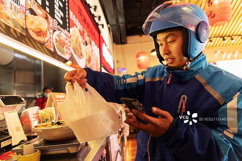外卖员在餐厅取餐图片素材