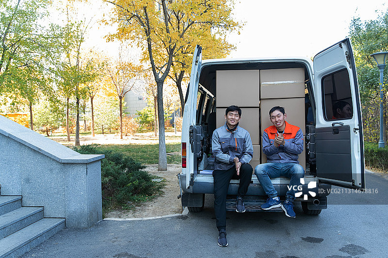 坐在货车上的工作人员图片素材