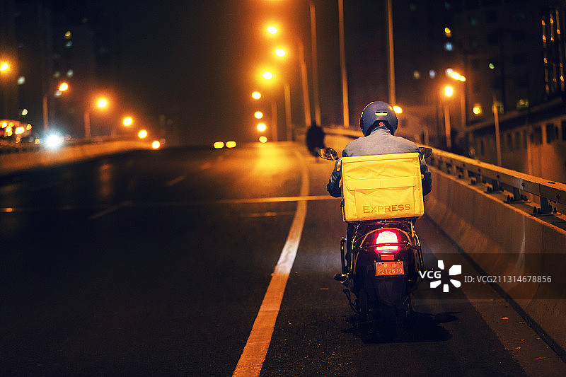 夜晚工作的外卖员背影图片素材