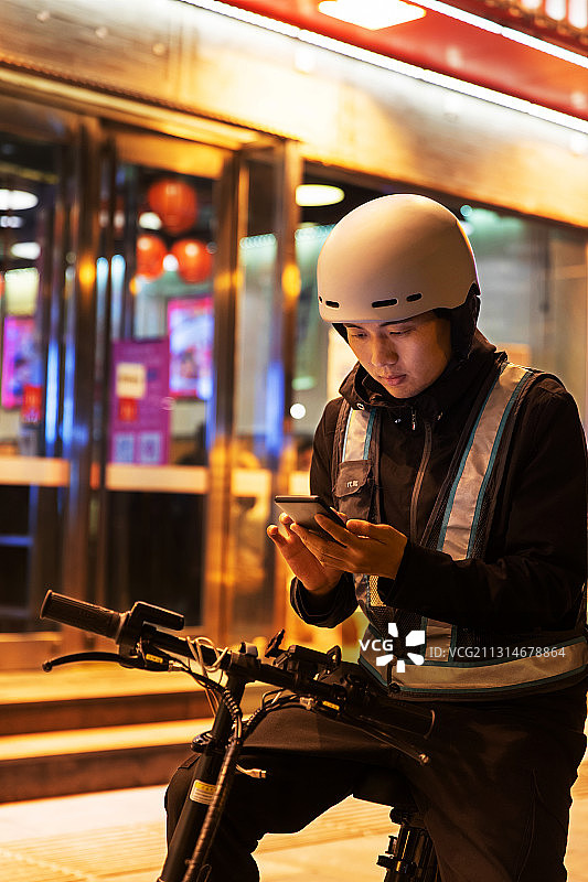 夜晚餐厅外等待订单的代驾员图片素材