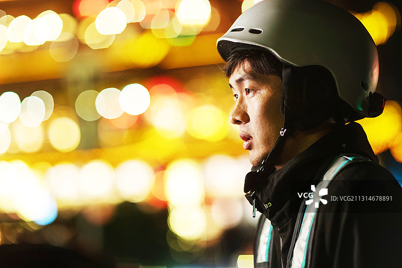 夜晚户外等待的代驾员图片素材