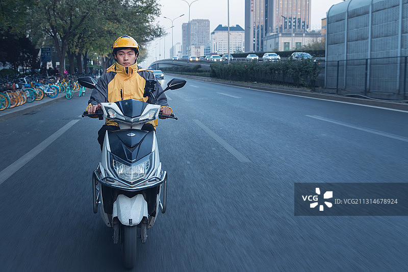 送餐途中的外卖员图片素材