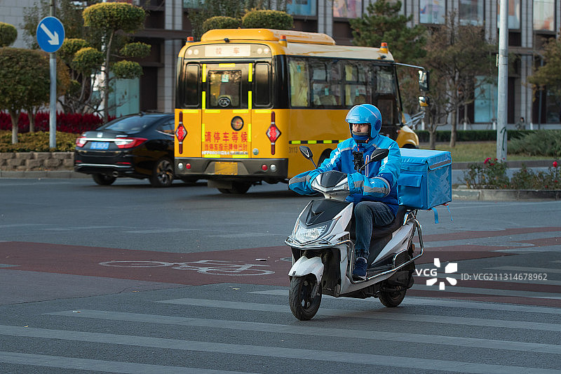 送餐途中的外卖员图片素材