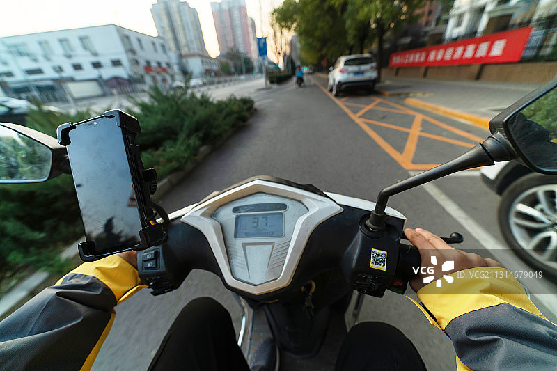 工作途中的派送员图片素材