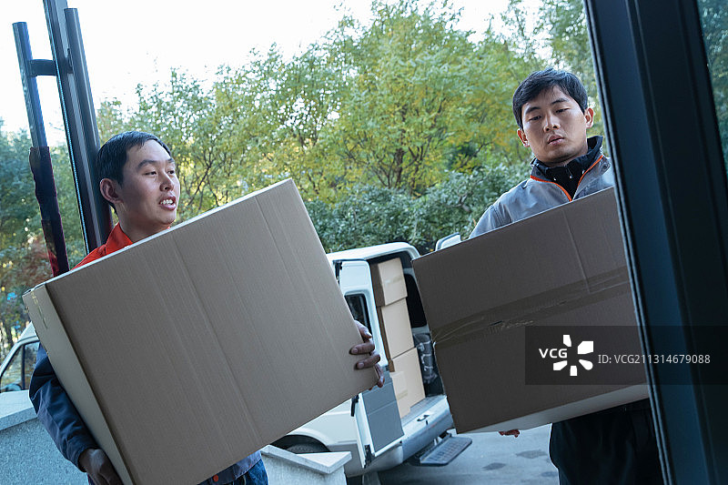 物流人员搬运货物图片素材