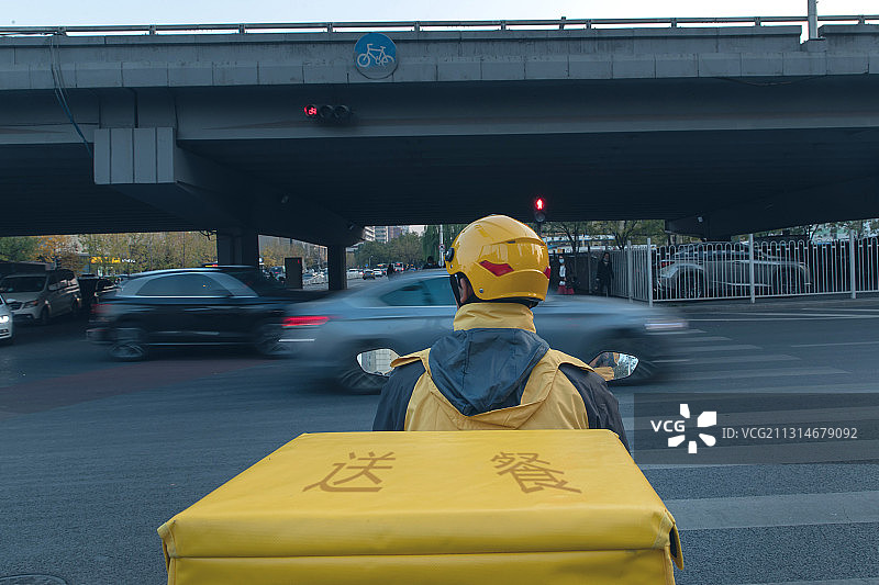 等红灯的外卖员图片素材