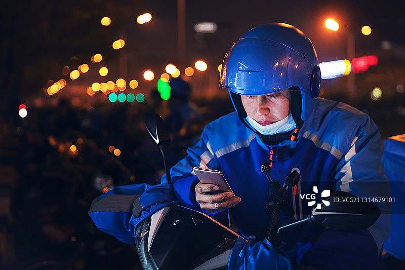 查看手机的外卖员图片素材