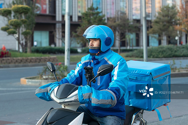 工作途中的外卖员图片素材