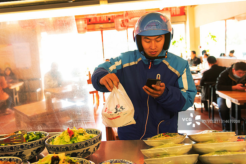 外卖员在餐厅取餐图片素材