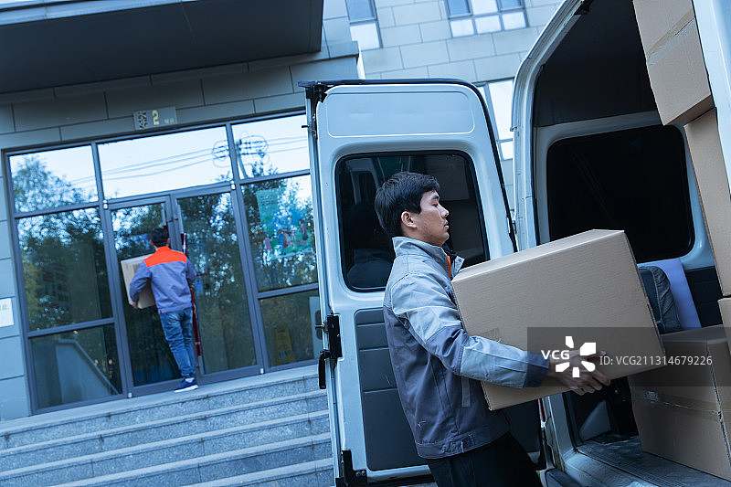 物流人员搬运货物图片素材