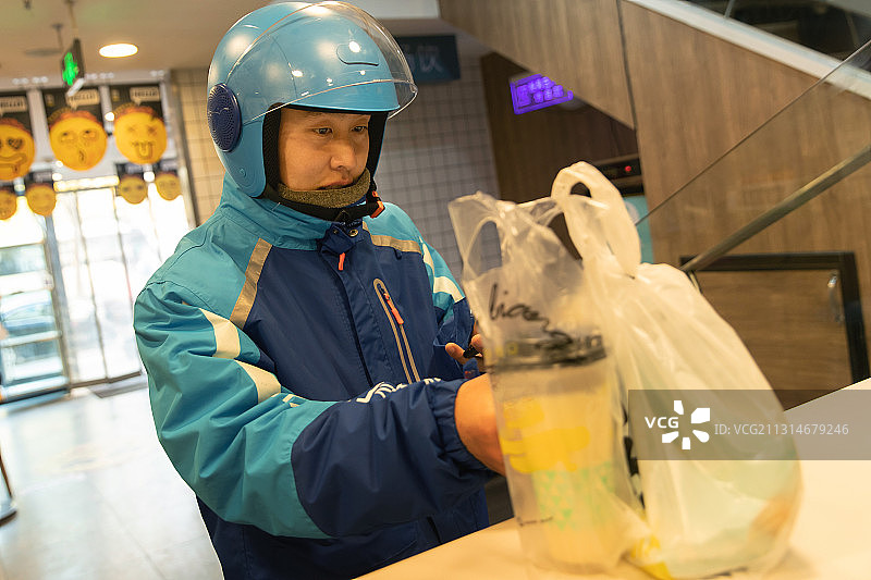 外卖员在餐厅取餐图片素材