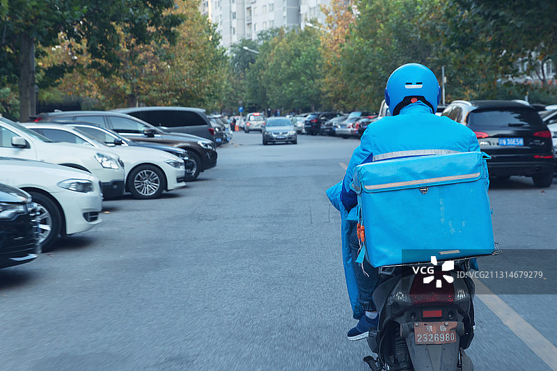 工作途中的外卖员背影图片素材