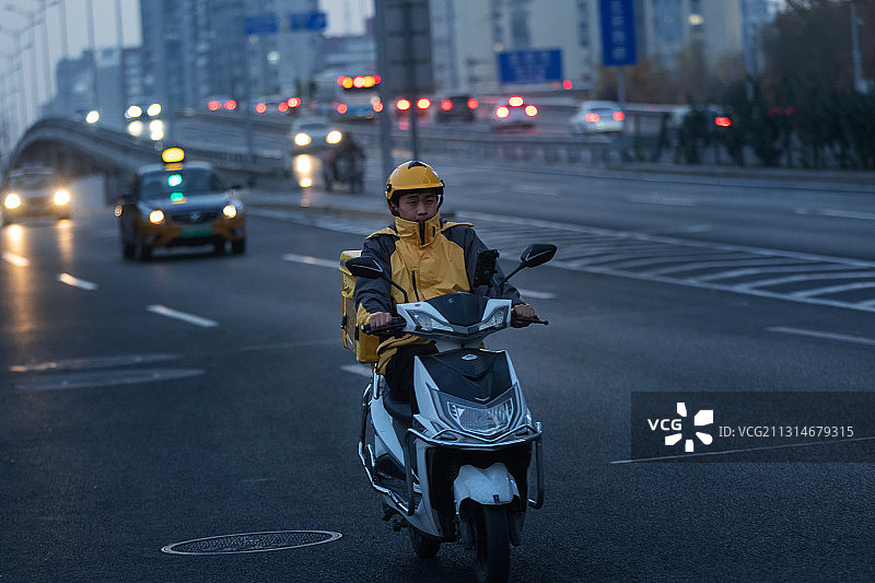 送餐途中的外卖员图片素材