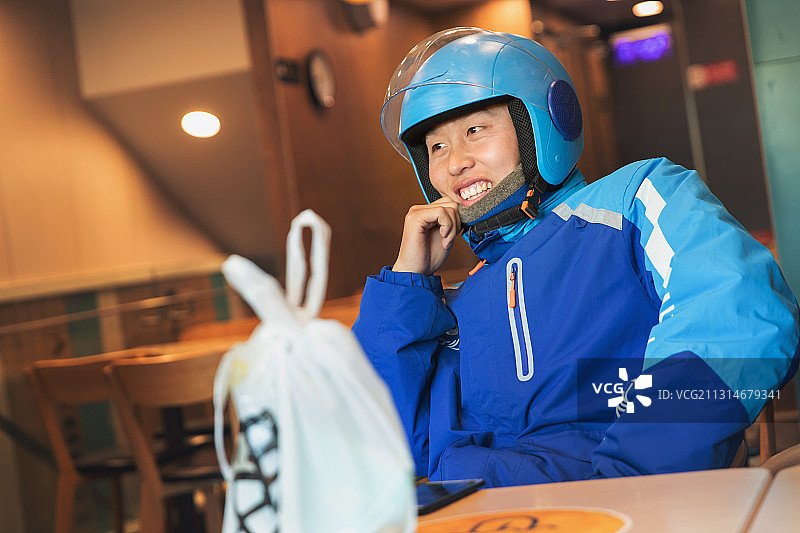 快乐的外卖员图片素材