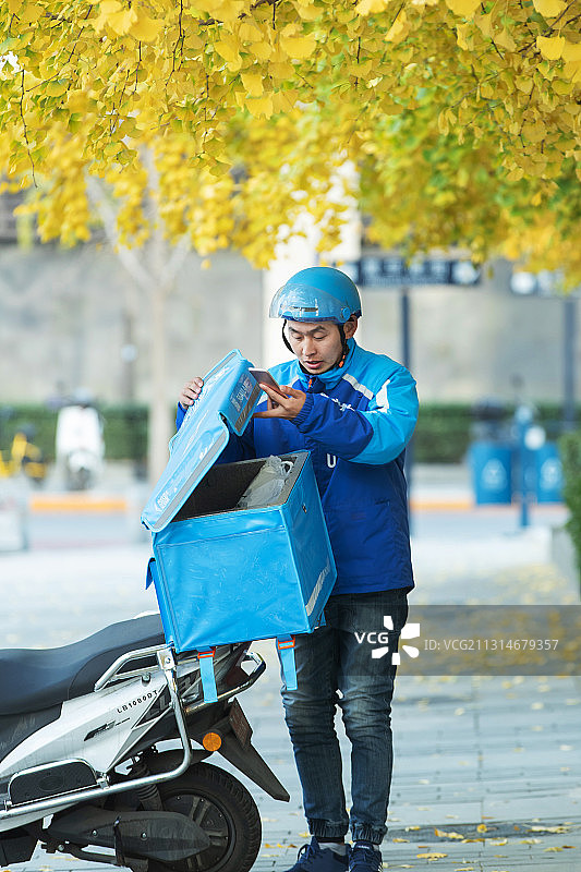 准备派送的外卖员图片素材