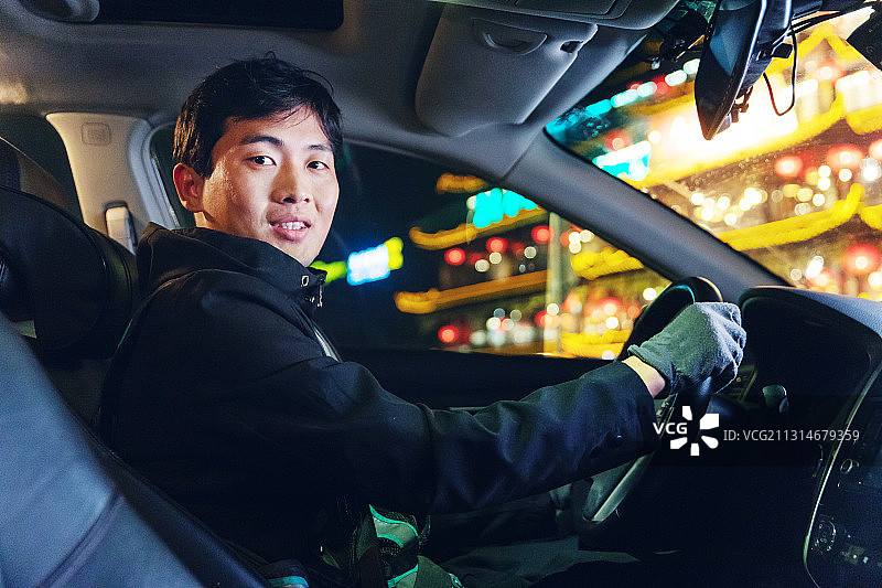 代驾员驾驶汽车图片素材