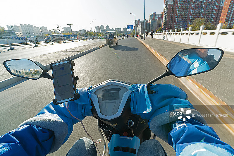 用手机导航的派送员图片素材