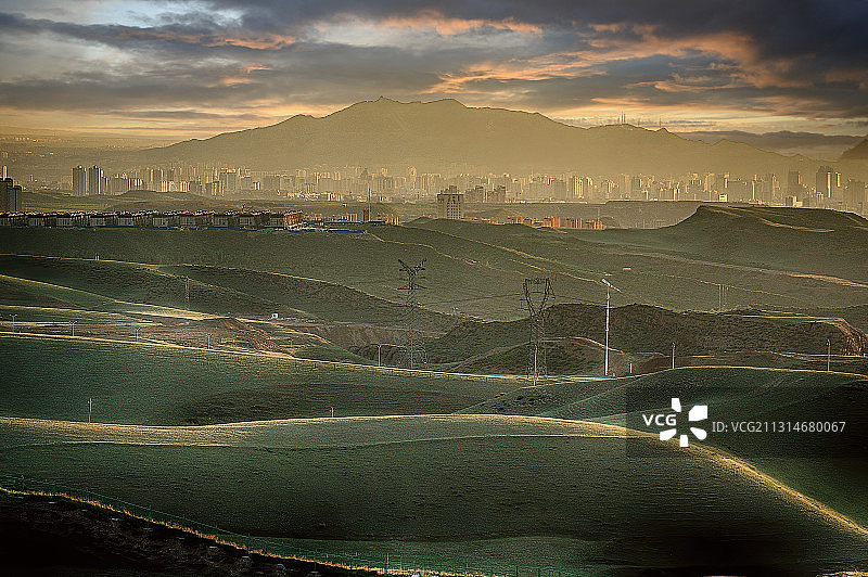 远眺晨曦中的乌鲁木齐图片素材