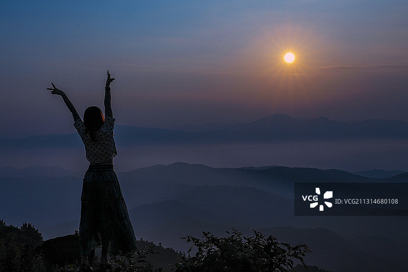 开心看日出图片素材