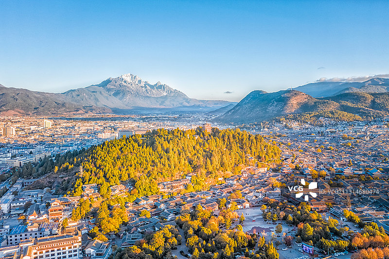 航拍云南丽江古城日出和玉龙雪山风光图片素材