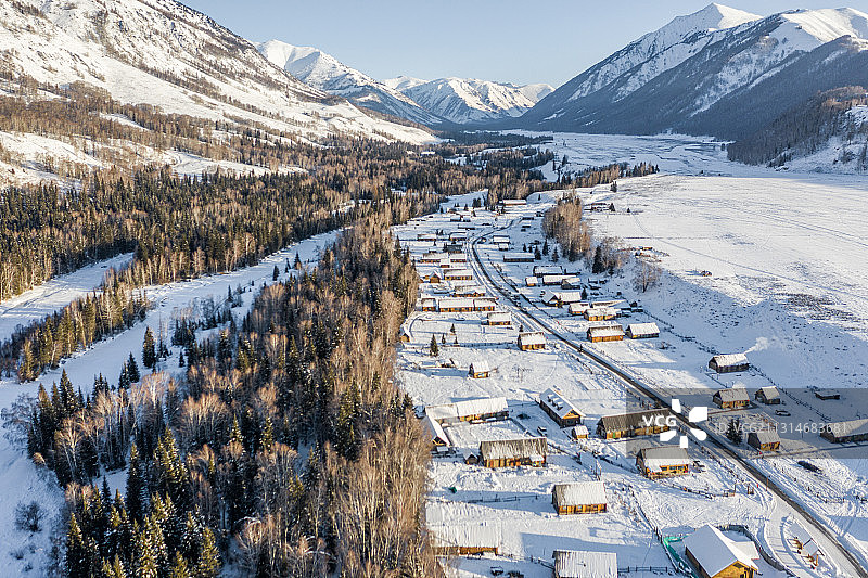 新疆北疆阿勒泰地区布尔津县禾木村雪景图片素材