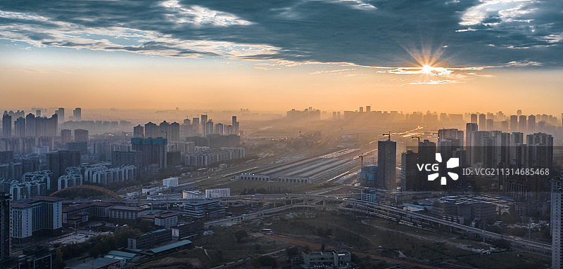 《迎接黎明》拍摄于中国四川成都成华区八里庄。图片素材