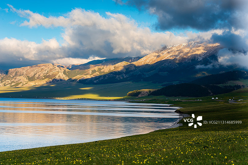 新疆赛里木湖风光图片素材