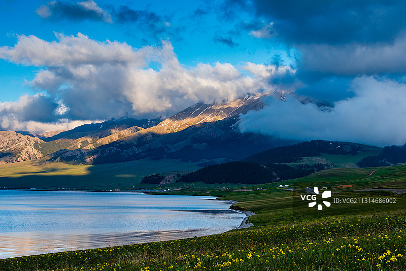 新疆赛里木湖风光图片素材