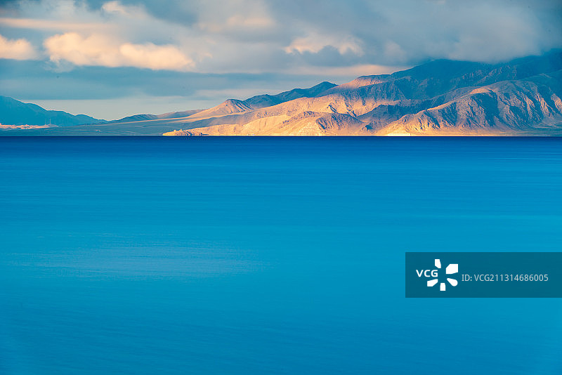 新疆赛里木湖风光图片素材