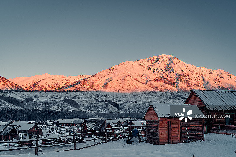 早晨9点的晨光，照射在禾木村的雪山上图片素材