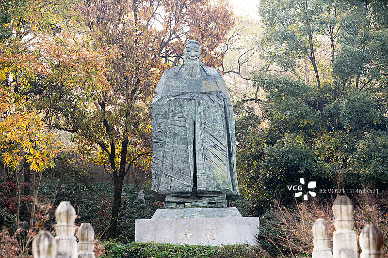 衢州孔氏南宗家庙内的孔子雕塑图片素材