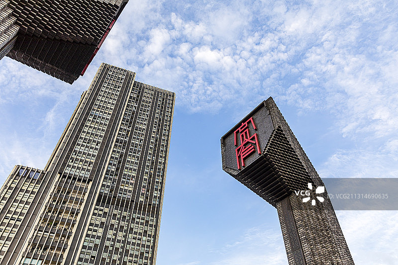 四川成都著名景点，宽窄巷子，蓝天白云图片素材