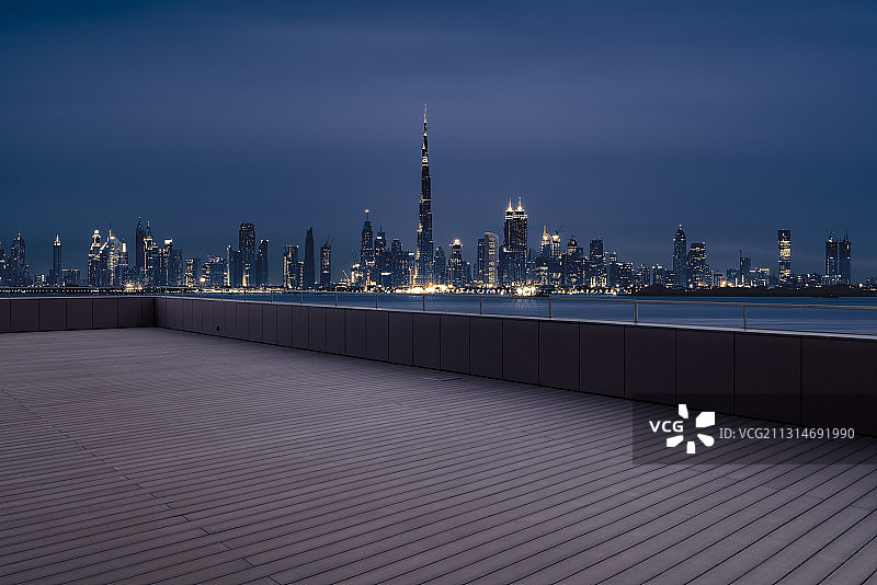 迪拜地标摩天大楼繁华夜景和观景台地面图片素材