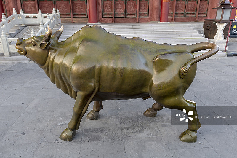 北京故宫箭亭前按照《五牛图》陈列的铜牛图片素材