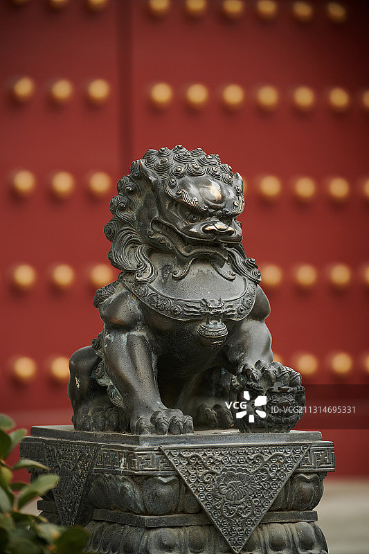 什刹海广化寺门前的铜狮子图片素材