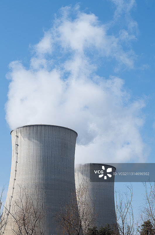 华润电力安徽阜阳火力发电厂冒着白烟的两座冷却塔近景图片素材