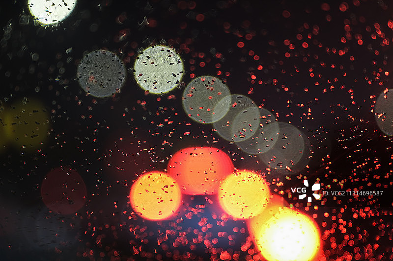 车窗外雨后的迷幻光斑图片素材