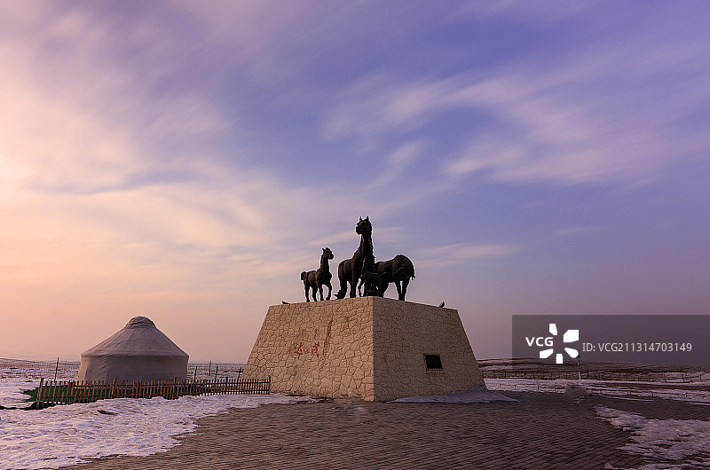 晚霞中的希拉穆仁大草原，冬季。图片素材