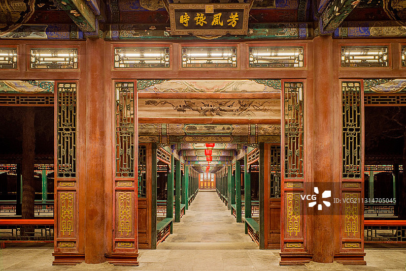 北京颐和园小雪长廊夜景红灯笼灯光秀图片素材