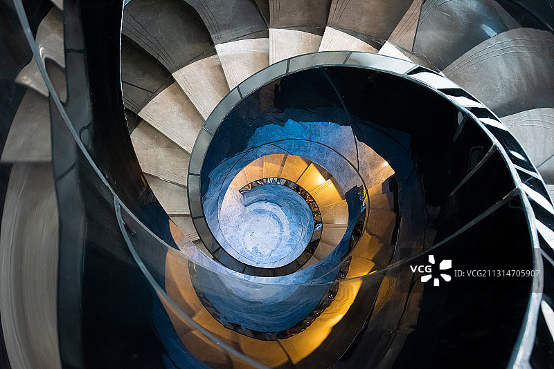 欧式现代简约风格旋转楼梯俯视景观图片素材