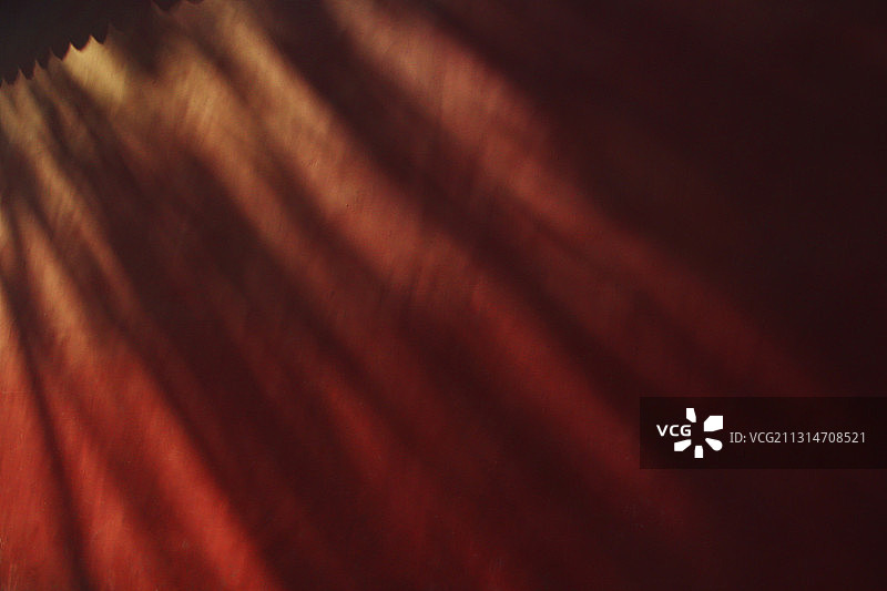 北京长安街南池子阳光下斑驳光影的传统红墙图片素材