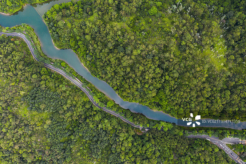 航拍森林中的河道与公路图片素材