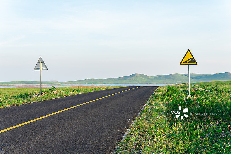 内蒙古草原上的柏油公路图片素材