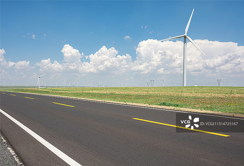 内蒙古草原上的柏油公路图片素材