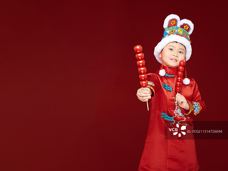 横构图小朋友拿着糖葫芦的春节祝福图片素材