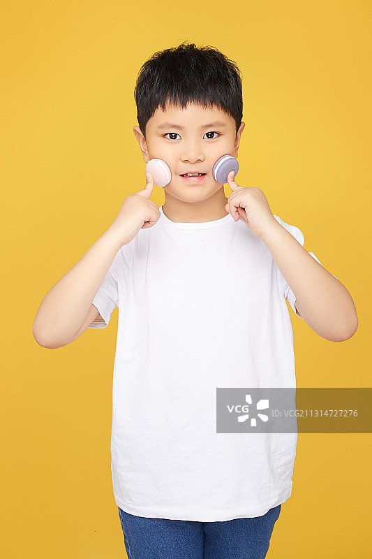 白上衣学院风小男孩特写图片素材