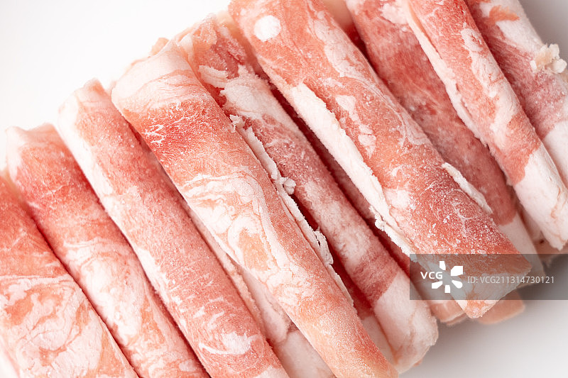 褐色木板上盘子里的鲜美肥羊肉卷图片素材