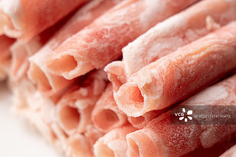 棚拍白色干净背景上新鲜美味生鲜羊肉卷特写图片素材