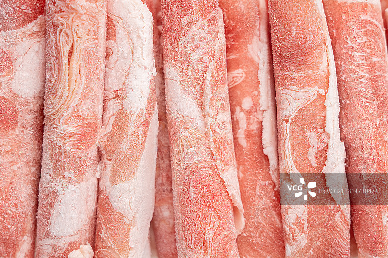 棚拍白色干净背景上新鲜美味生鲜羊肉卷特写图片素材